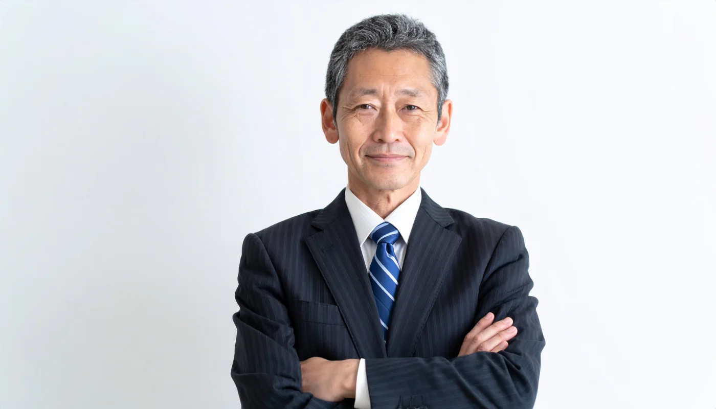 腕を組む中年男性。スーツを着て腕を組んでいる様子の男性です。