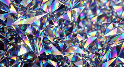 ホログラフィックな輝きを放つ幾何学的なクリスタル背景。多面的な幾何学模様と虹色のホログラフィックな輝きが美しい、高級感のある抽象的な背景素材です。