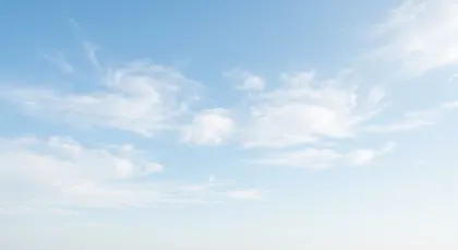 青空と白い雲の背景素材。柔らかな白い雲が浮かぶ、爽やかな青空の背景素材です。