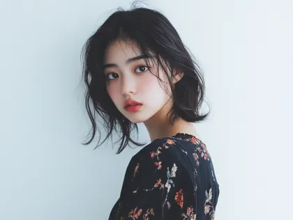 ショートヘアの女性の優しい視線 自然体ポートレート