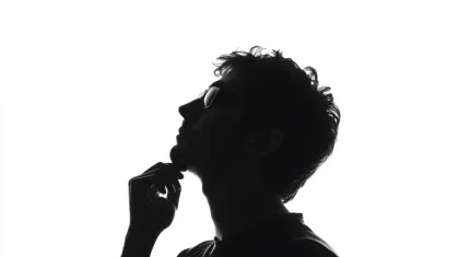 未来を見つめ思案する男性のシルエット