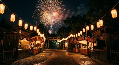 日本の夏祭り夜景：花火と提灯が彩る縁日の情景