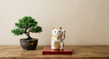 金色の招き猫とミニ盆栽が彩る和風インテリア
